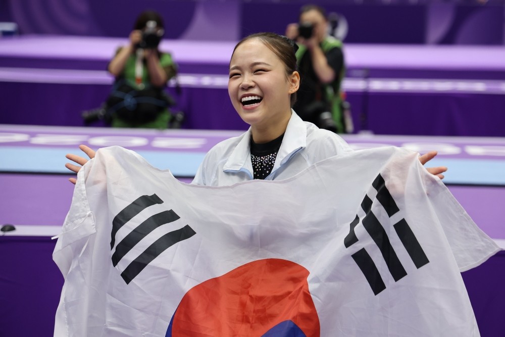 대한민국 여서정이 24일 일본 나고야시 종합체육관에서 열린 2026 아이치·나고야 아시안게임 기계체조 도마 개인전 결선에서 금메달을 획득한 후 태극기들 들고 기뻐하고 있다. / 뉴스1