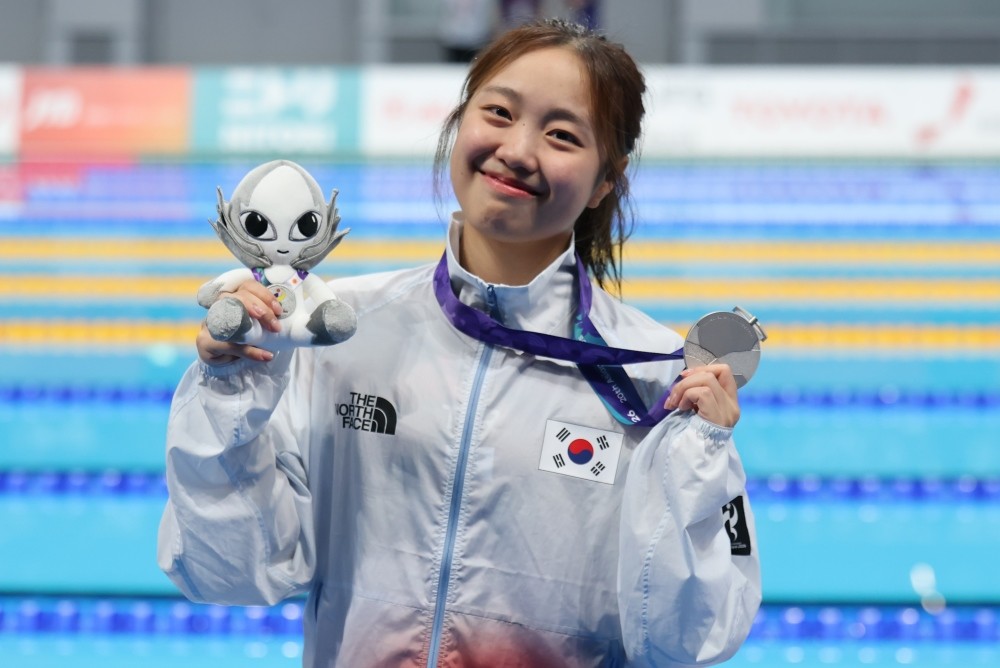 24일 도쿄 아쿠아틱스 센터에서 열린 2026 아이치·나고야 아시안게임 수영 여자 200m 평영 시상식에서 은메달을 확보한 박시은이 메달을 들어보이고 있다. / 뉴스1