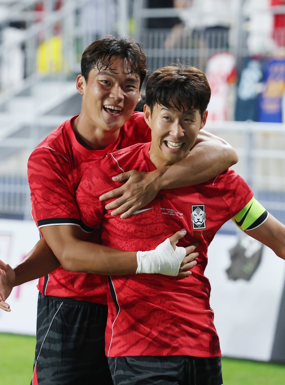 24일 경기 수원시 팔달구 수원월드컵경기장에서 열린 축구 국가대표 평가전 대한민국과 에콰도르의 경기, 손흥민이 득점을 한 뒤 오현규와 함께 기뻐하고 있다. / 뉴스1