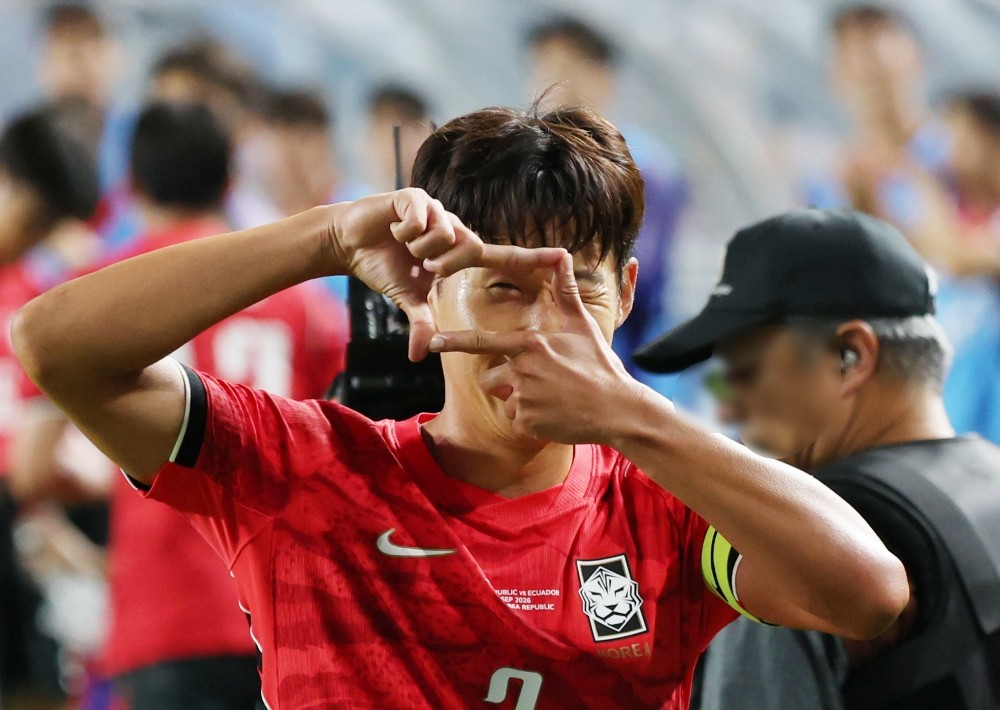 24일 경기 수원시 팔달구 수원월드컵경기장에서 열린 축구 국가대표 평가전 대한민국과 에콰도르의 경기, 손흥민이 득점을 한 뒤 세리머니를 하고 있다. / 뉴스1