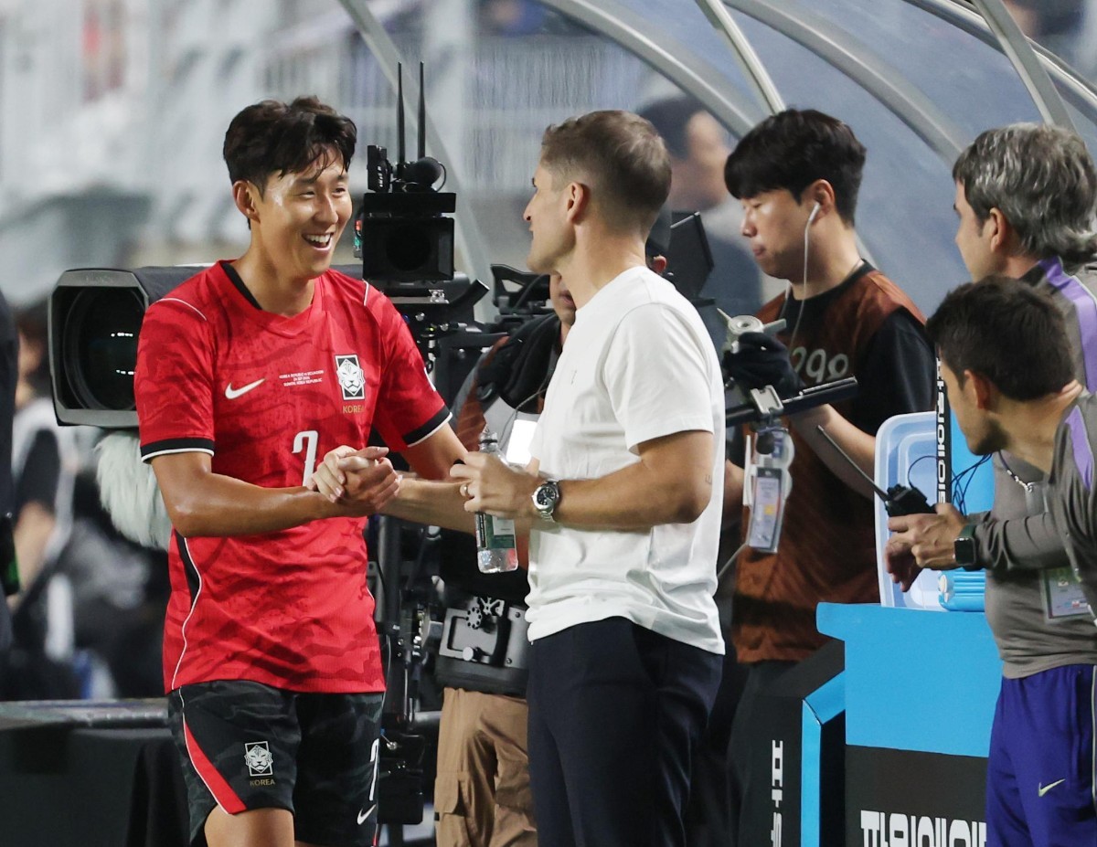 24일 경기 수원시 팔달구 수원월드컵경기장에서 열린 축구 국가대표 평가전 대한민국과 에콰도르의 경기, 손흥민이 교체 후 벤치로 향하며 로베르트 모레노 감독과 인사를 하고 있다. / 뉴스1