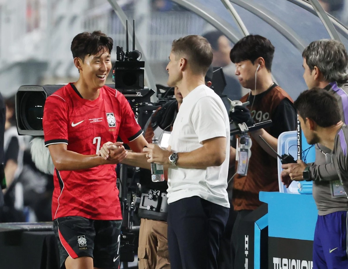 24일 경기 수원시 팔달구 수원월드컵경기장에서 열린 축구 국가대표 평가전 대한민국과 에콰도르의 경기, 손흥민이 교체 후 벤치로 향하며 로베르트 모레노 감독과 인사를 하고 있다. / 뉴스1