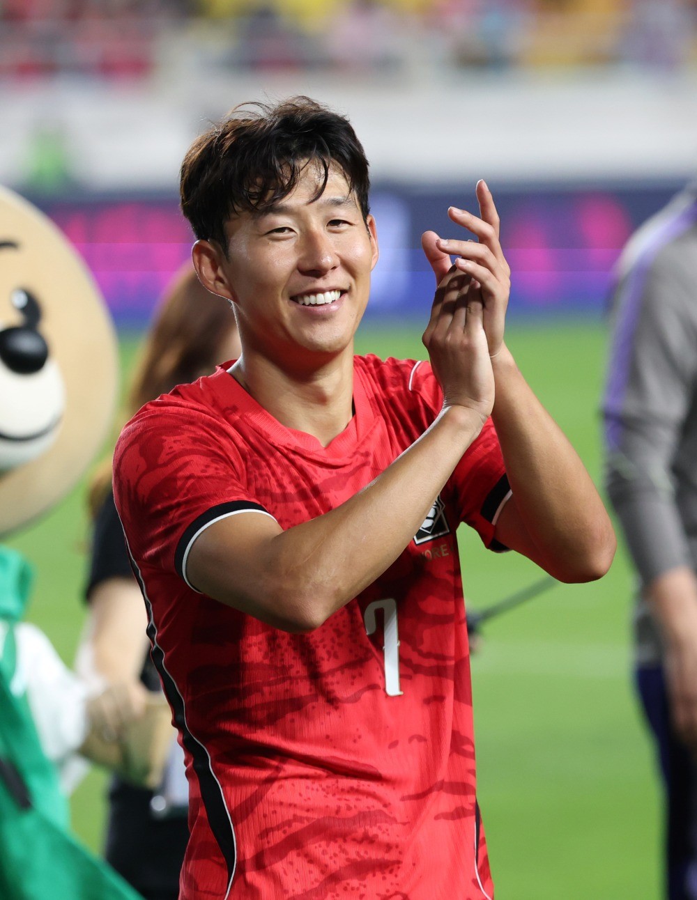 24일 경기 수원시 팔달구 수원월드컵경기장에서 열린 축구 국가대표 평가전 대한민국과 에콰도르의 경기, 축구대표팀이 3대0으로 승리했다. 손흥민이 관중에게 인사를 하고 있다. / 뉴스1