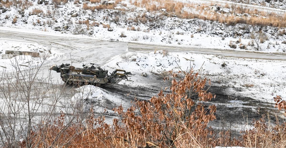 육군 수도기계화보병사단 전차대대TF K600장애물개척전차가 2025년 3월 6일 경기도 포천시 승진과학화훈련장에서 열린 올해 첫 '한미 연합합동 통합화력 실사격 훈련'에서 지뢰지대를 개척하기 위해 기동하고 있다. / 육군 제공