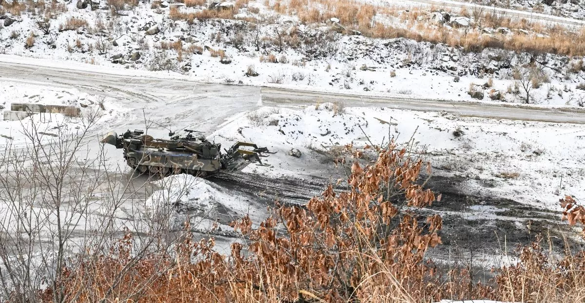 육군 수도기계화보병사단 전차대대TF K600장애물개척전차가 2025년 3월 6일 경기도 포천시 승진과학화훈련장에서 열린 올해 첫 '한미 연합합동 통합화력 실사격 훈련'에서 지뢰지대를 개척하기 위해 기동하고 있다. / 육군 제공