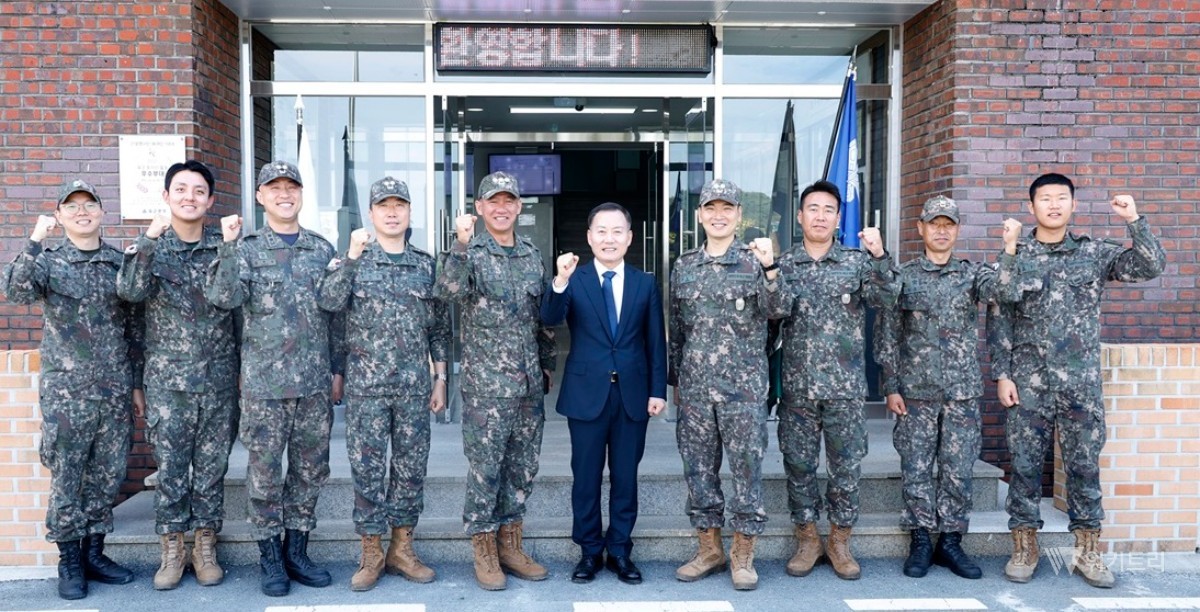 신안군은 23일 관내 소방서와 해양경찰서, 군부대 등 치안과 재난 대응, 해양 안전 분야에서 활동하는 유관기관을 방문해 위문금을 전달했다. / 신안군