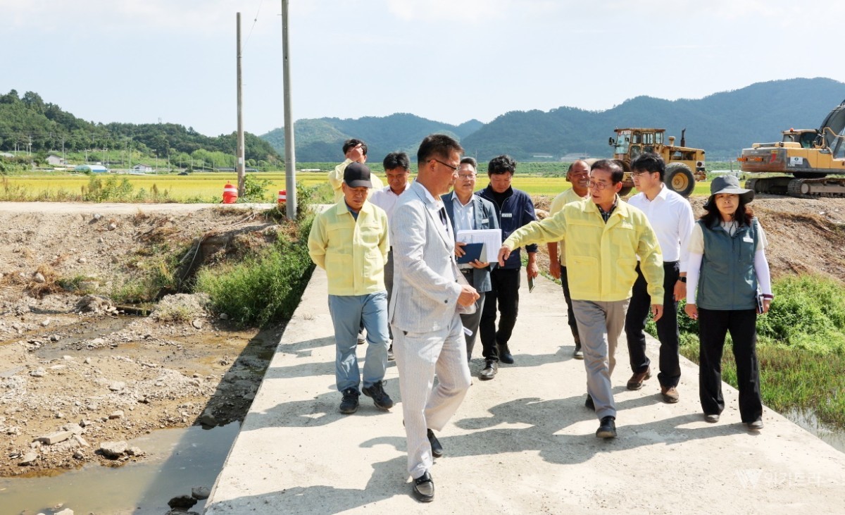 이재각 진도군수는 23일 농업기술센터소장과 농업지원과장, 연구개발과장, 한국농어촌공사 관계자 등과 함께 의신면 칠전저수지와 임회면 용산저수지, 지산면 거제저수지 등 가뭄 취약지역을 방문했다. / 진도군