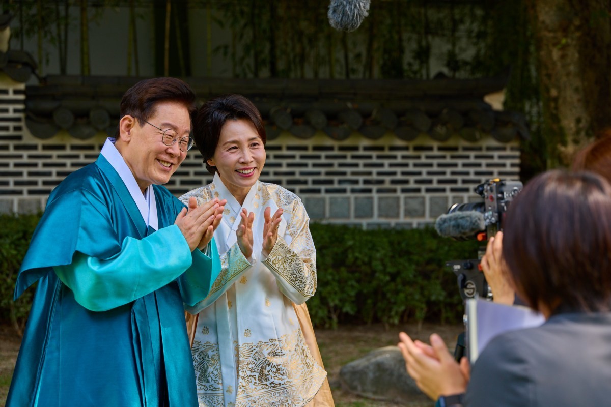 이재명 대통령과 김혜경 여사가 25일 추석 명절 인사를 하고 있는 모습을 SNS를 통해 공개했다. / 이재명 대통령 SNS. 뉴스1