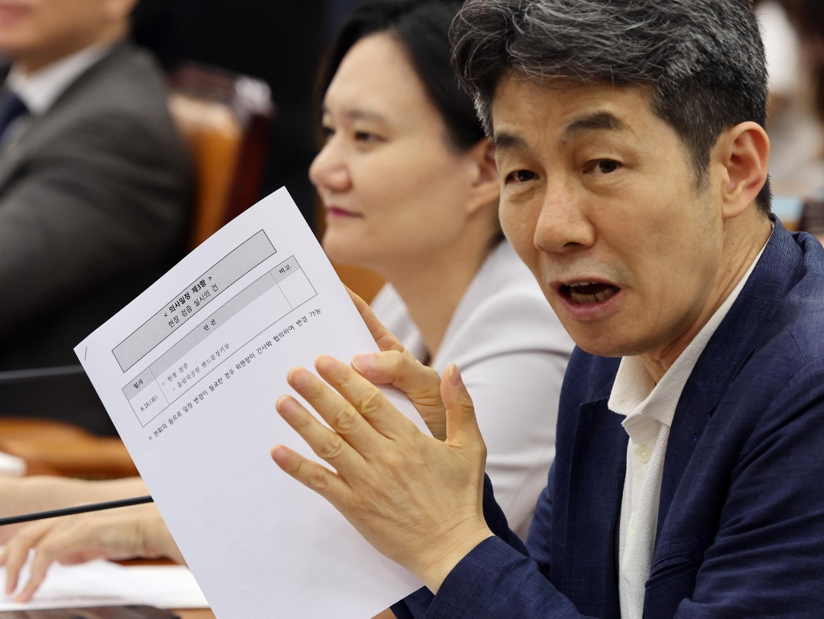 윤건영 국조특위 더불어민주당 간사가 8월 10일 오후 서울 여의도 국회에서 열린 제9회 전국동시 지방선거 투표용지 부족사태 등 국민참정권 침해 진상규명 및 선거관리 개혁을 위한 국정조사특별위원회 제3차 청문회에서 의사진행 발언을 하고 있다. / 뉴스1