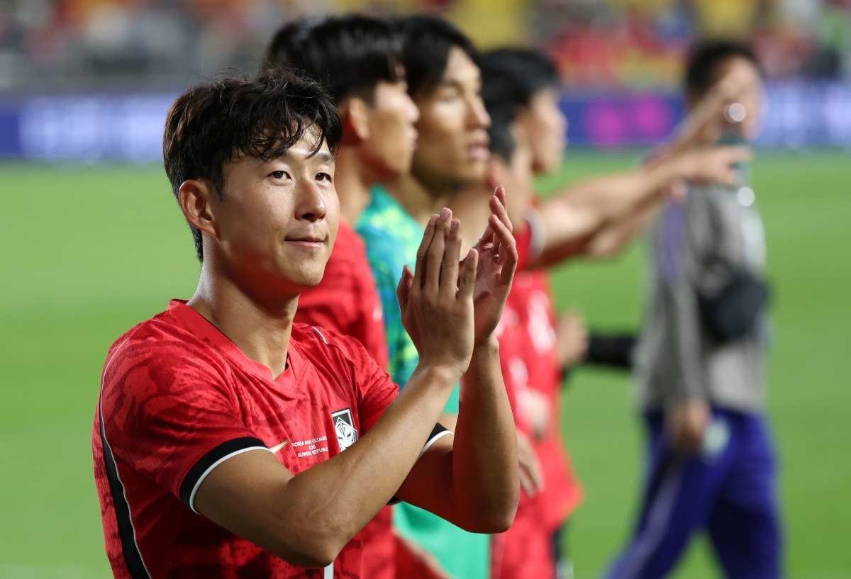 지난 24일 경기 수원시 팔달구 수원월드컵경기장에서 열린 축구 국가대표 평가전 대한민국과 에콰도르의 경기, 축구대표팀이 3대0으로 승리했다. 손흥민이 관중에게 인사를 하고 있다. / 뉴스1