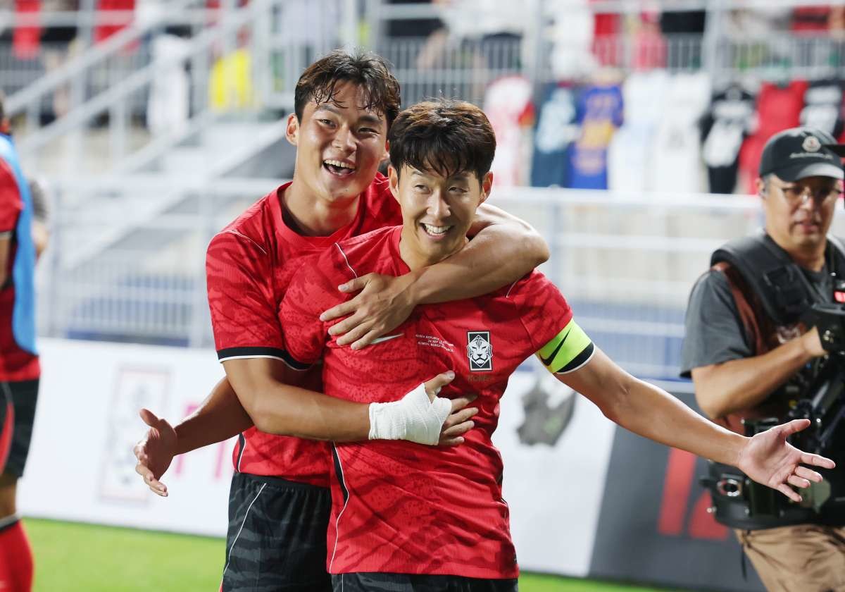 지난 24일 경기 수원시 팔달구 수원월드컵경기장에서 열린 축구 국가대표 평가전 대한민국과 에콰도르의 경기, 손흥민이 득점을 한 뒤 오현규와 함께 기뻐하고 있다. / 뉴스1