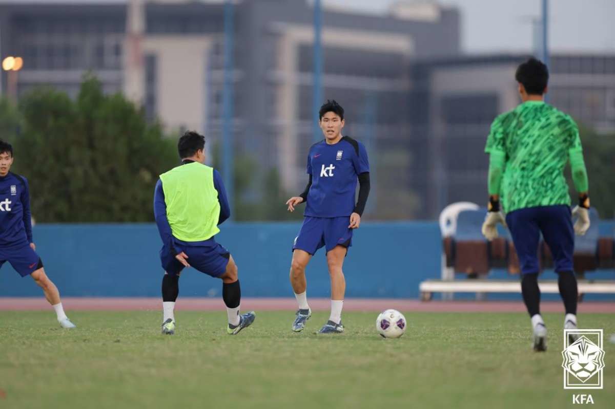 한국 축구대표팀 김봉수가 16일 2024년 쿠웨이트 자베르 알 아흐메드 국제 경기장 보조구장에서 팀훈련을 하고 있다. / 뉴스1