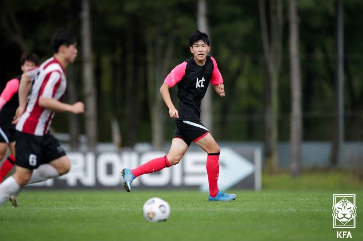 김봉수가 2021년 경기도 파주국가대표트레이닝센터(NFC)에서 고려대학교와 연습경기를 하고 있다. / 뉴스1