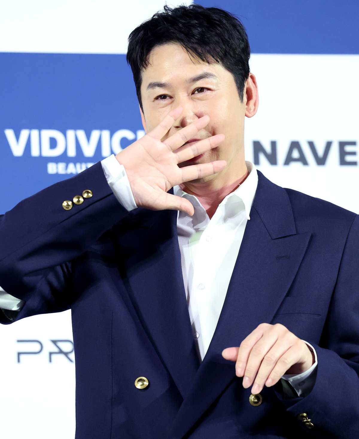 방송인 신동엽이 지난해 서울 영등포구 CGV여의도에서 열린 제4회 청룡시리즈어워즈 핸드프린팅 행사에서 포즈를 취하고 있다. / 뉴스1