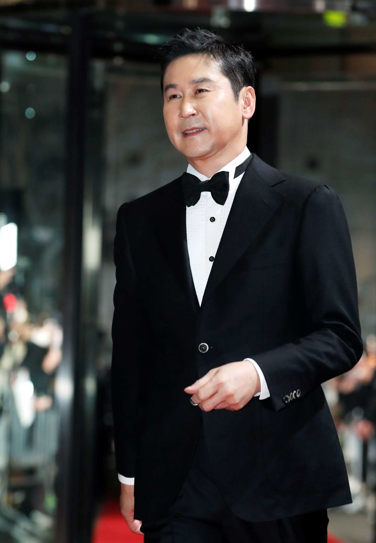배우 신동엽이 2023년 서울 마포구 상암 SBS 프리즘타워에서 진행된 ‘2023 SBS 연기대상’ 레드카펫 행사에 참석하고 있다. / 뉴스1