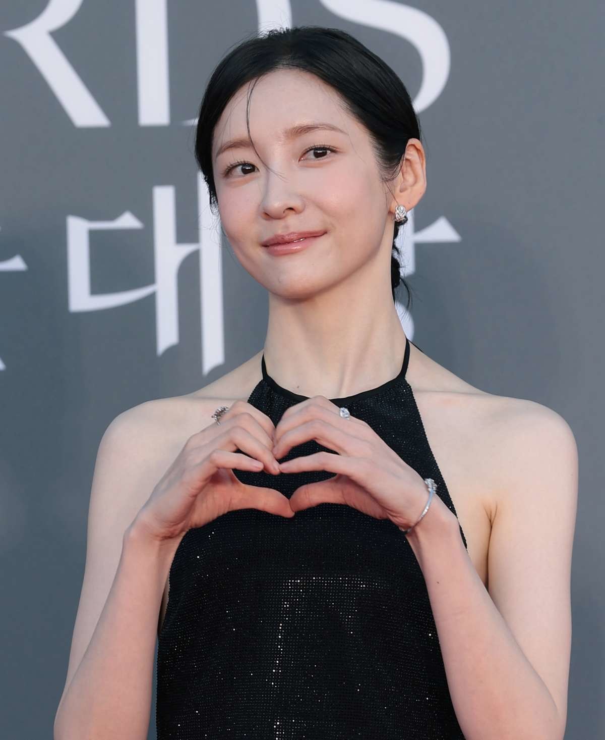 배우 박지현이 지난 5월 서울 강남구 코엑스에서 열린 ‘제62회 백상예술대상’ 레드카펫 행사에 참석해 포즈를 취하고 있다. / 뉴스1