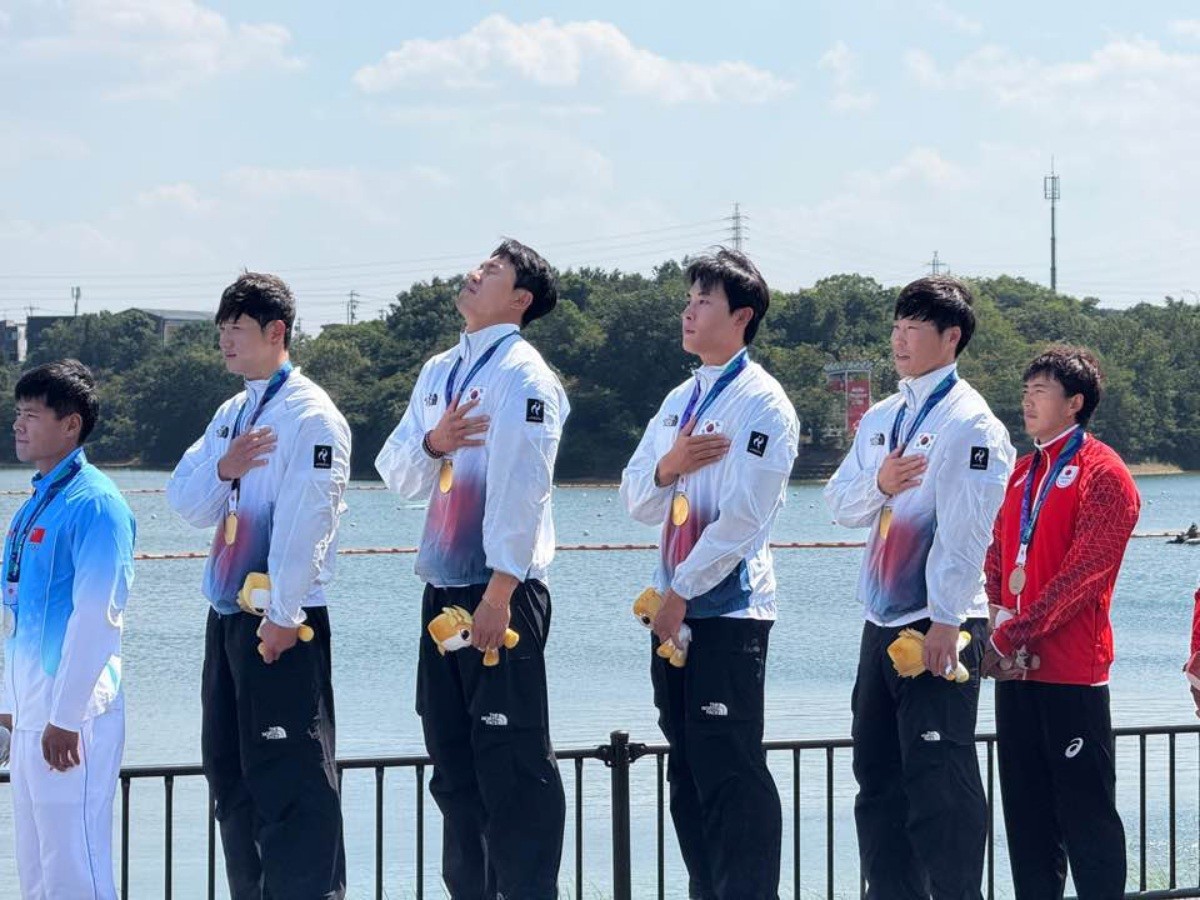 한국 조광희, 김효빈, 장상원, 최민규가 지난 24일 일본 아이치 미요시 호수 카누 코스에서 열린 2026 아이치·나고야 아시안게임 카누 남자 카약 4인승 500m에서 금메달을 따낸 후 국기에 대한 경례를 하고 있다. / 대한카누연맹 제공, 뉴스1