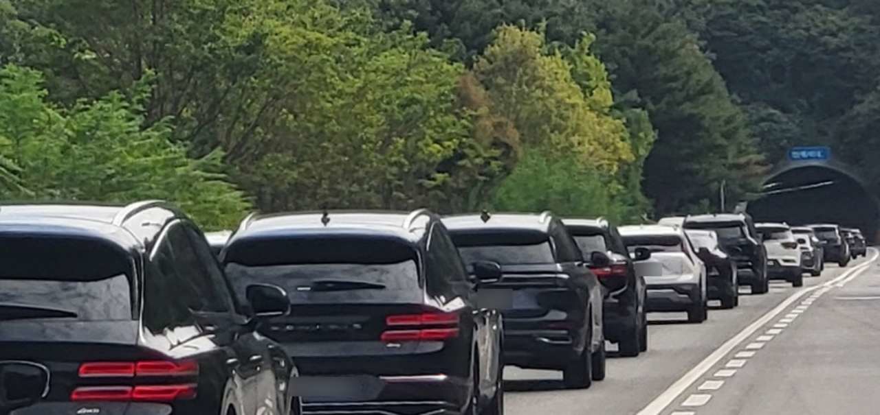 올해 추석연휴 첫 날인 지난 24일 오후 강원 원주시 중앙고속도로 만종터널 주변에서 귀성 차량 행렬이 몰리면서 정체 현상이 나타나고 있다. / 뉴스1