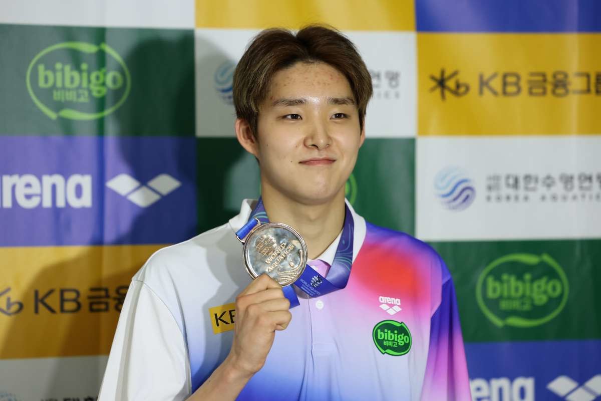 '2025 제22회 싱가포르 세계수영선수권대회' 출전을 마친 대한민국 수영 대표팀 김우민이 지난해 인천국제공항을 통해 입국, 동메달을 들어보이고 있다. / 뉴스1