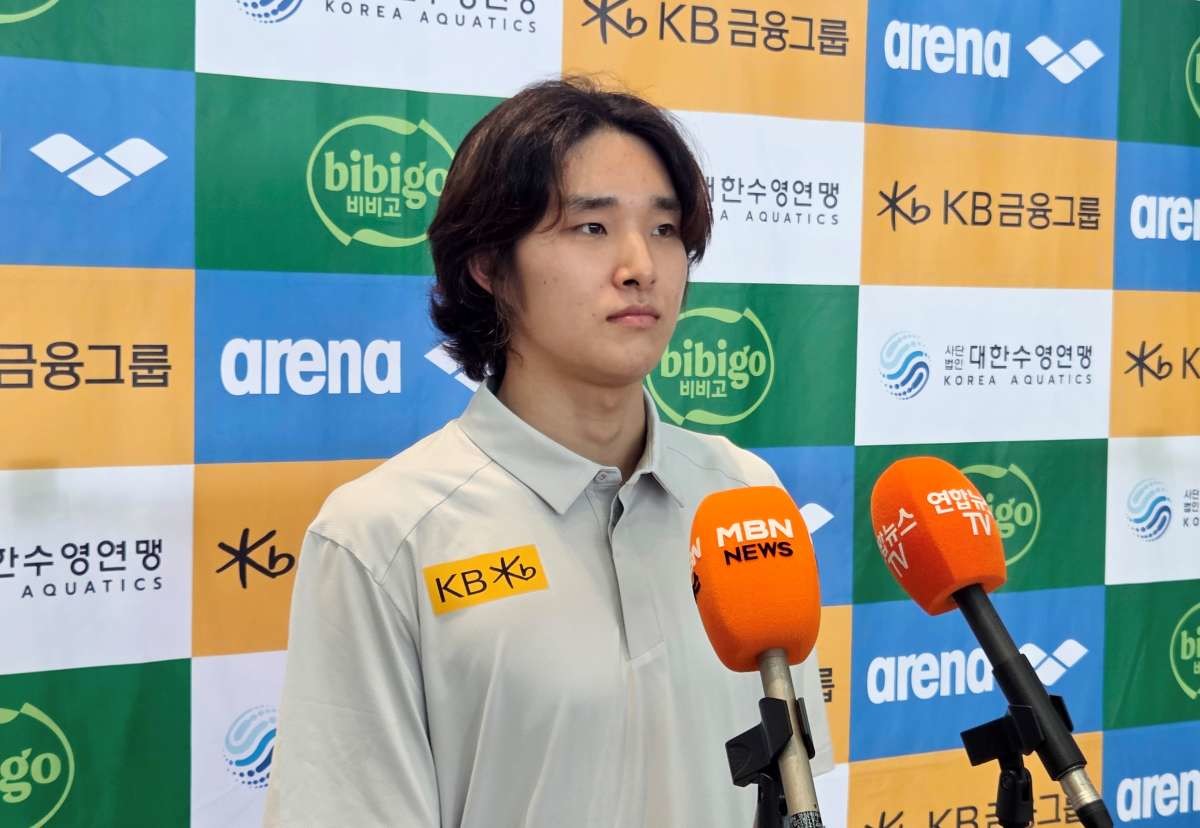 수영 국가대표 김우민이 지난 6월 인천국제공항에서 호주 시드니 전지훈련 출국에 앞서 취재진과 인터뷰를 하고 있다. / 뉴스1