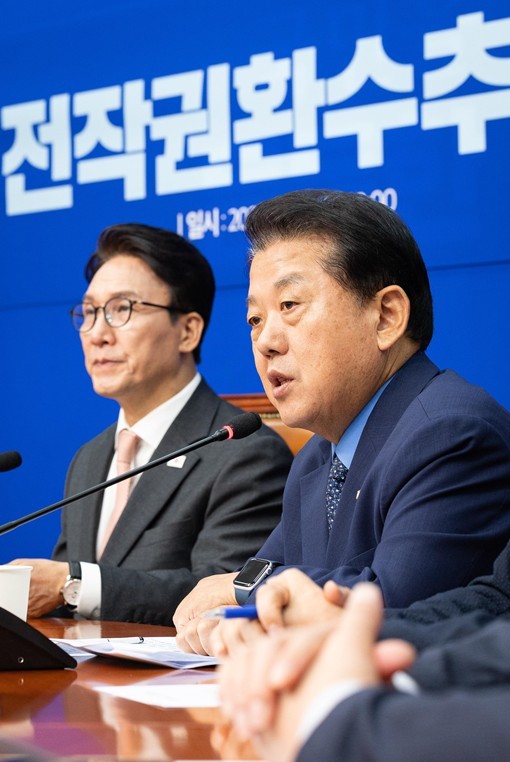 김민석 더불어민주당 당대표, 김병주 더불어민주당 의원 / 뉴스1