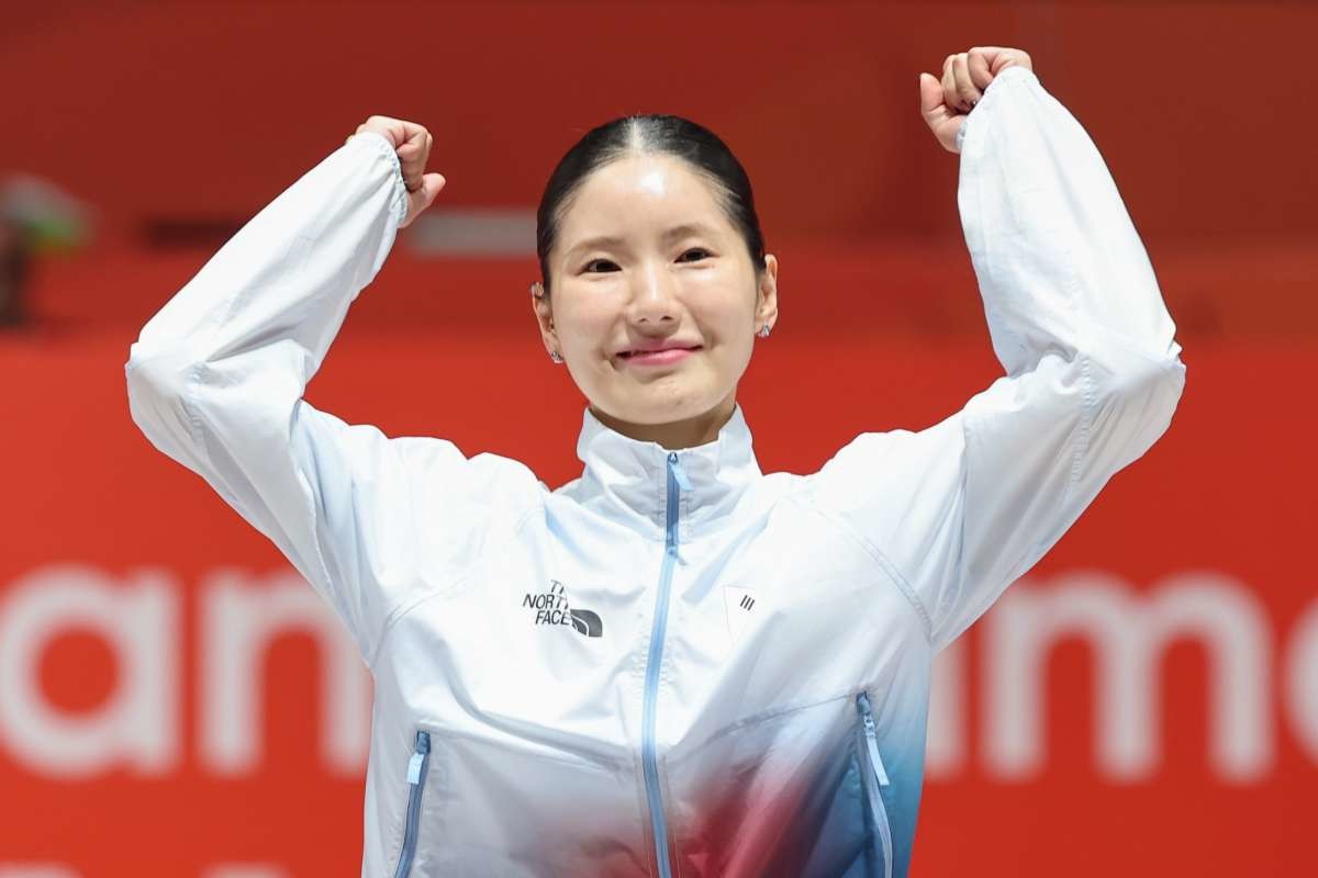 대한민국 송세라가 지난 21일 일본 아이치 스카이 엑스포홀에서 열린 2026 아이치·나고야 아시안게임 펜싱 여자 에페 개인전 시상식에서 금메달을 수상하기 위해 시상대에 오르며 두팔을 번쩍 들고 있다. / 뉴스1