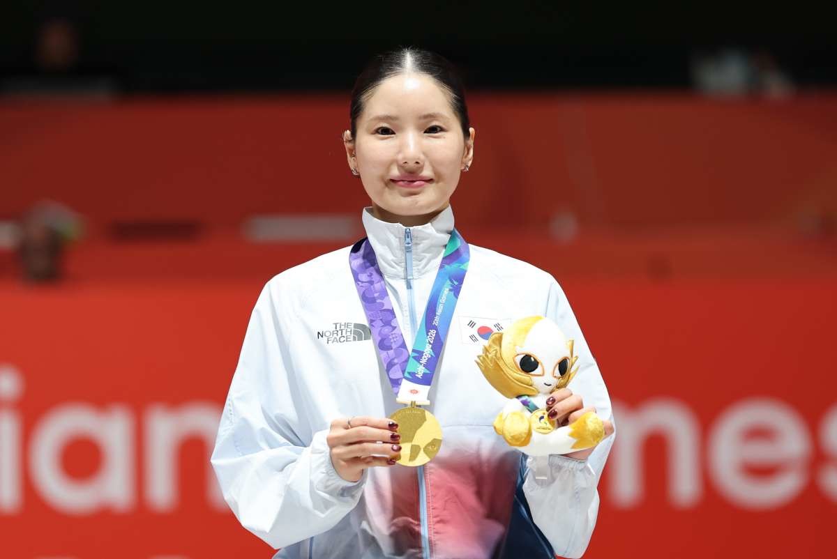 대한민국 송세라가 지난 21일 일본 아이치 스카이 엑스포홀에서 열린 2026 아이치·나고야 아시안게임 펜싱 여자 에페 개인전에서 금메달을 차지한 뒤 메달을 들어 보이고 있다. / 뉴스1