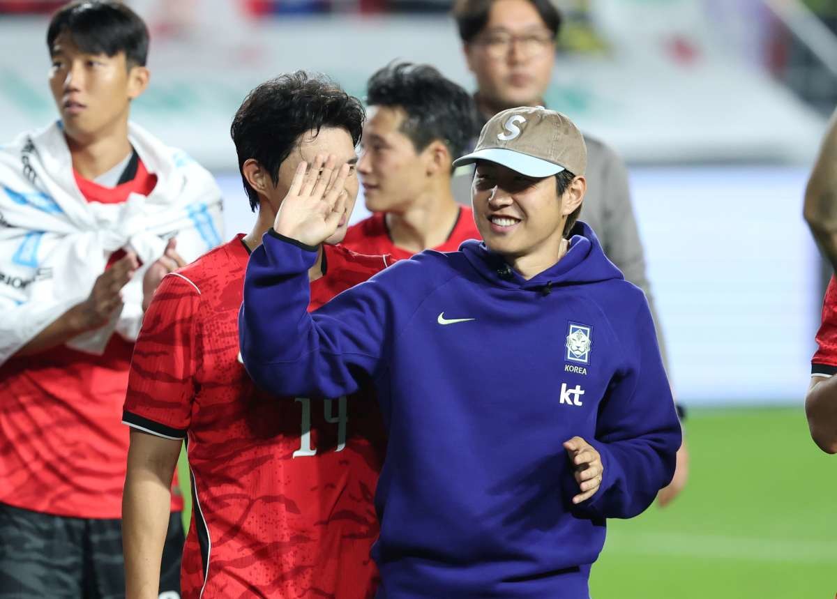 24일 경기 수원시 팔달구 수원월드컵경기장에서 열린 축구 국가대표 평가전 대한민국과 에콰도르의 경기, 3대0 승리를 거둔 대한민국 이강인이 관중들에게 인사하고 있다. / 뉴스1