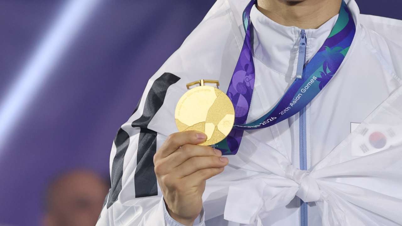 한국 테크볼 사상 첫 국제종합스포츠대회 메달리스트가 된 이준석이 들고 있는 금메달. / 뉴스1