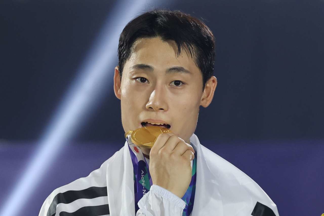 한국 테크볼 사상 첫 국제종합스포츠대회 메달리스트가 된 이준석이 지난 20일 일본 나고야 히가시 스포츠센터에서 열린 2026 아이치·나고야 아시안게임 테크볼 남자 단식 시상식에서 금메달을 깨물고 있다. / 뉴스1