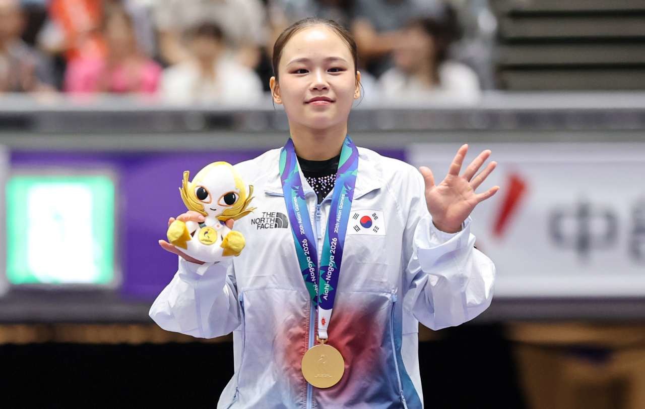 대한민국 여서정이 지난 24일 일본 나고야시 종합체육관에서 열린 2026 아이치·나고야 아시안게임 기계체조 여자 개인 도마 결선 시상식에서 금메달을 목에 걸고 손을 흔들고 있다. / 뉴스1