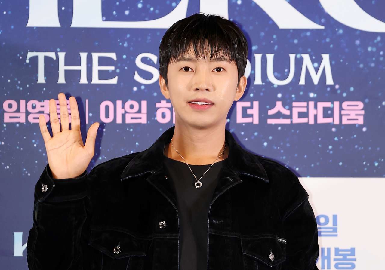 가수 임영웅이 2024년 8월 22일 오후 서울 CGV 용산아이파크몰에서 열린 '임영웅│아임 히어로 더 스타디움' 무대인사에 참석해 포즈를 취하고 있다. / 뉴스1뉴