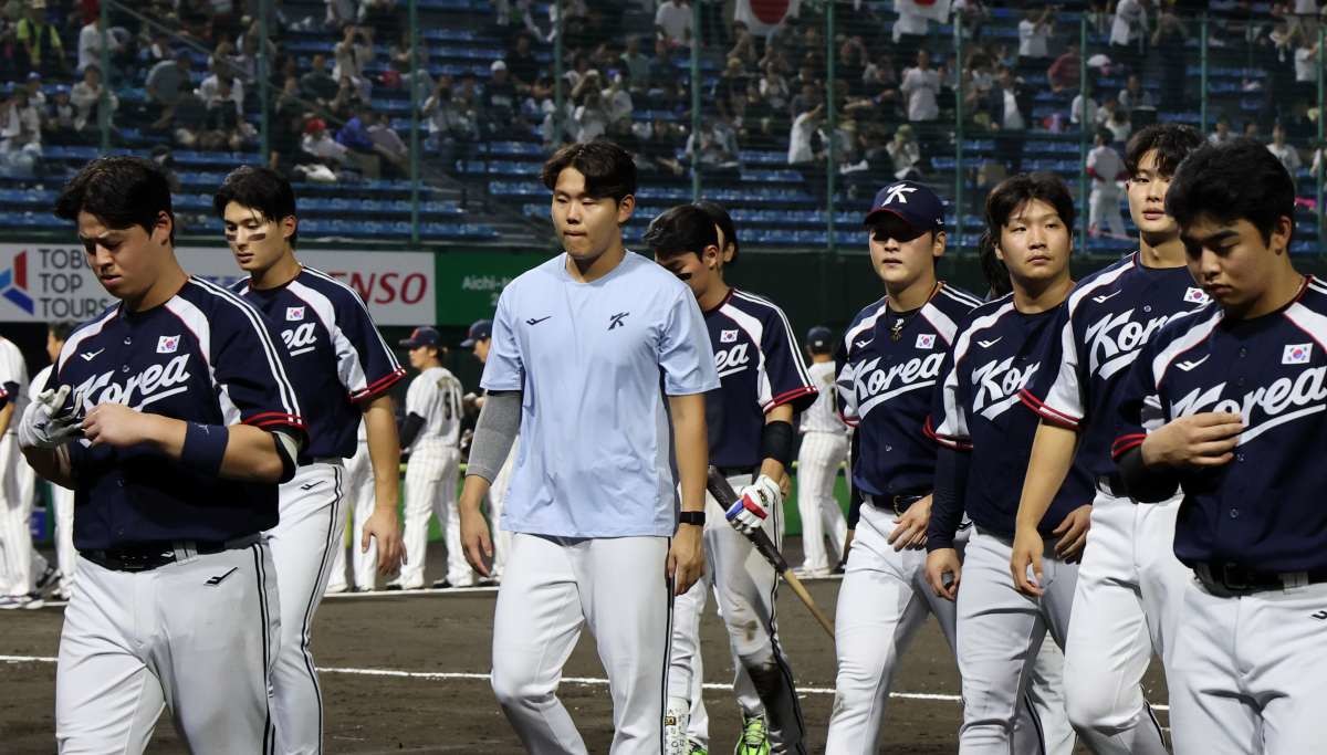 25일 일본 아이치현 도요하시 시민구장에서 열린 2026 아이치·나고야 아시안게임 야구 슈퍼라운드 한국과 일본의 경기에서 0-5로 패한 한국 선수들이 아쉬운 표정을 보이고 있다. / 연합뉴스
