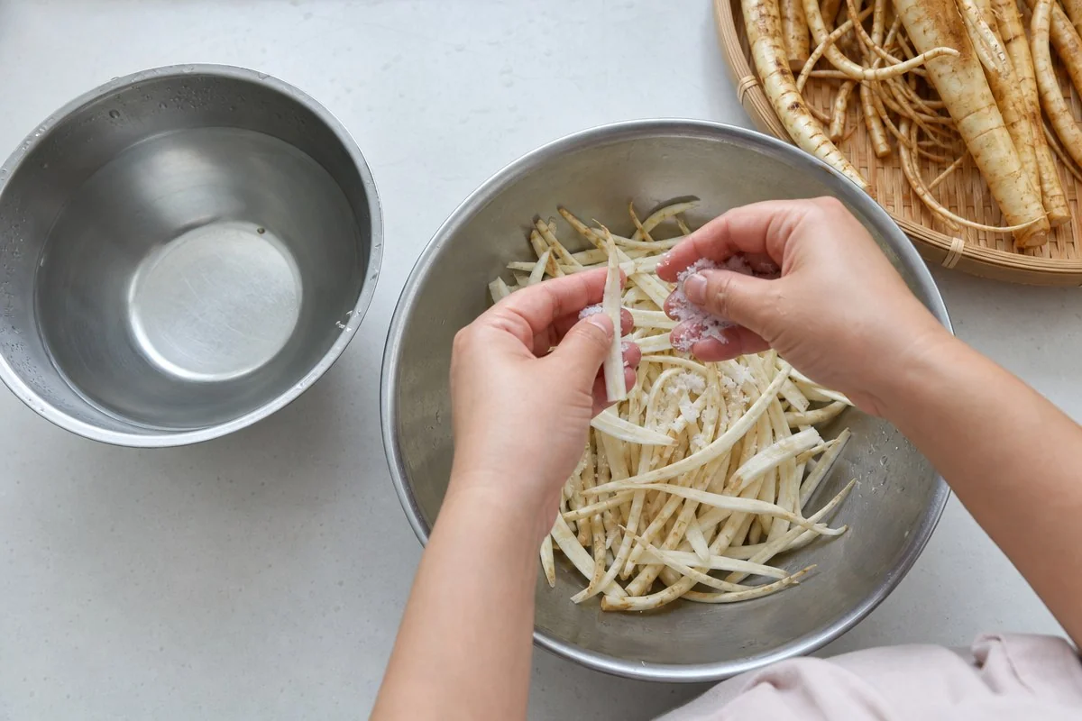 물에만 오래 담가둔다고 쓴맛이 다 빠지지는 않는다 — AI 자료 이미지
