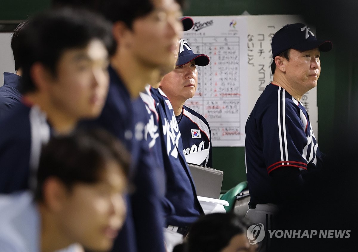 25일 일본 아이치현 도요하시 시민구장에서 열린 2026 아이치·나고야 아시안게임 야구 슈퍼라운드 한국과 일본의 경기. 9회초 0-5로 지고있는 상황에서 한국 류지현 감독이 어두운 표정을 보이고 있다. / 연합뉴스