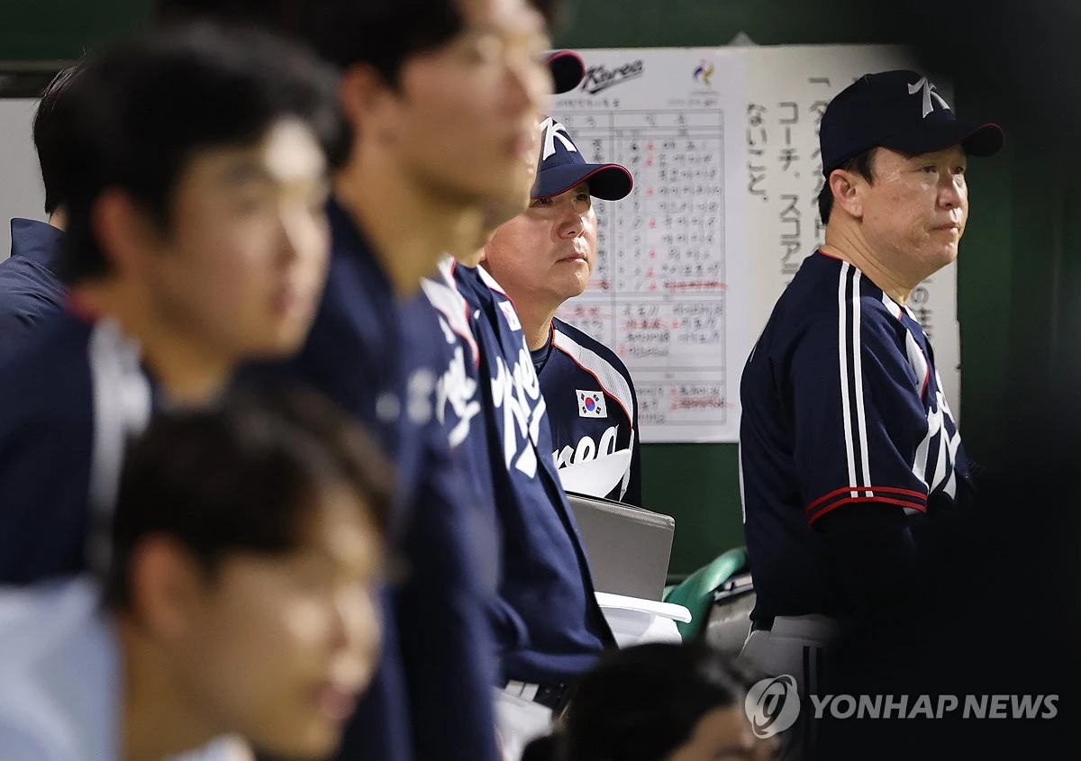 25일 일본 아이치현 도요하시 시민구장에서 열린 2026 아이치·나고야 아시안게임 야구 슈퍼라운드 한국과 일본의 경기. 9회초 0-5로 지고있는 상황에서 한국 류지현 감독이 어두운 표정을 보이고 있다. / 연합뉴스