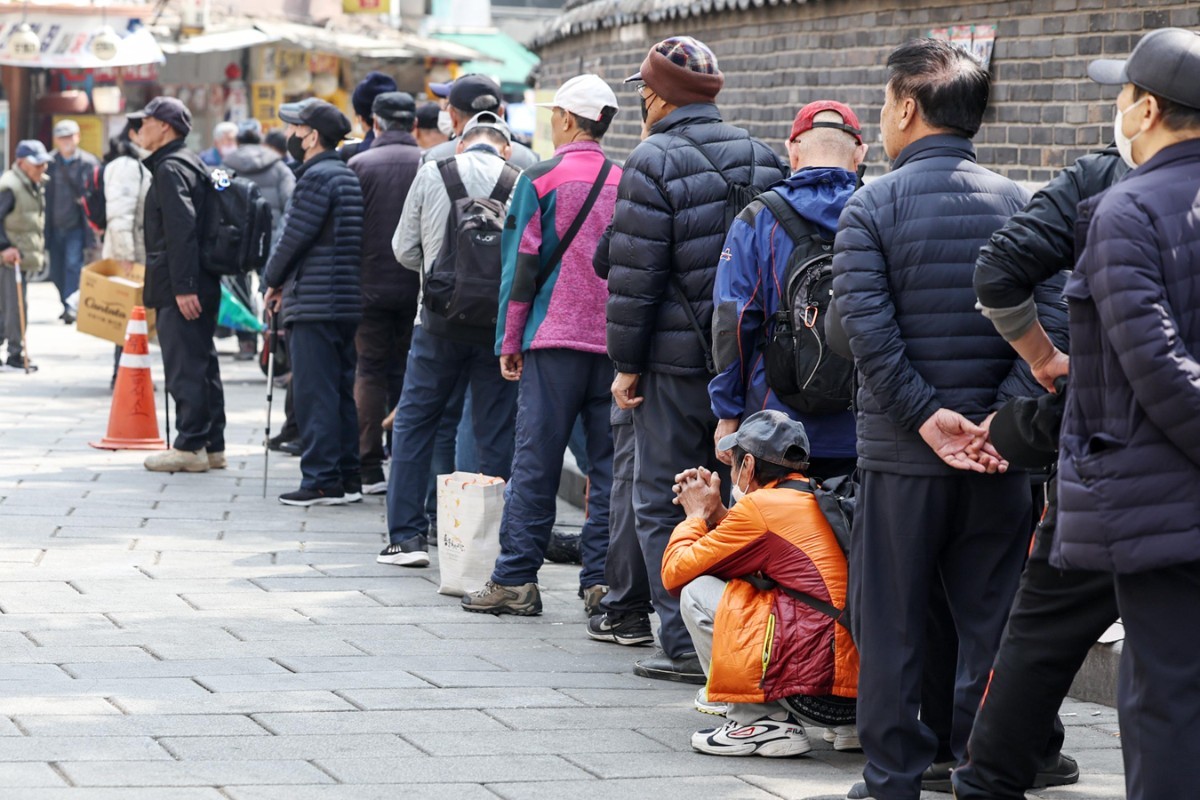 서울 종로구 탑골공원 인근 무료급식소 앞에 어르신들이 길게 줄을 서 식사 차례를 기다리고 있다. / 뉴스1