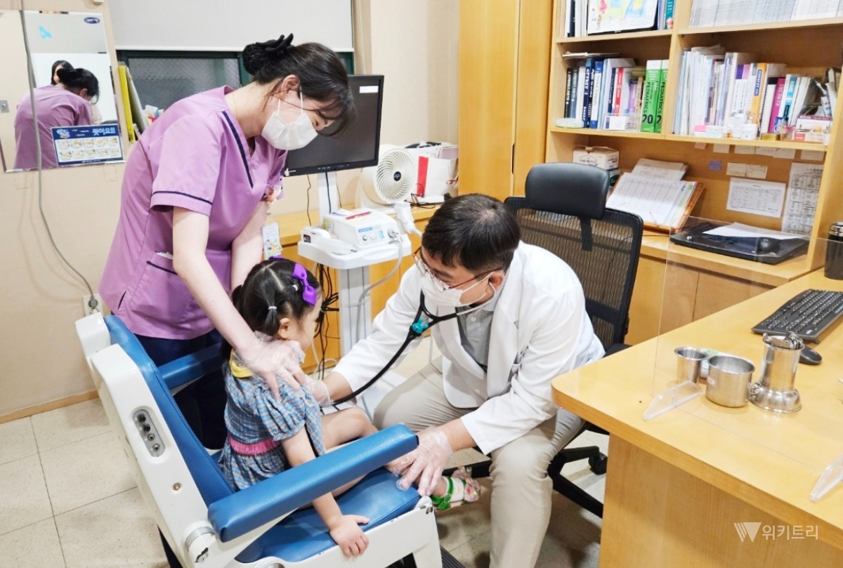순천 달빛어린이병원에서 한 어린이가 진료를 받고 있다. / 순천시