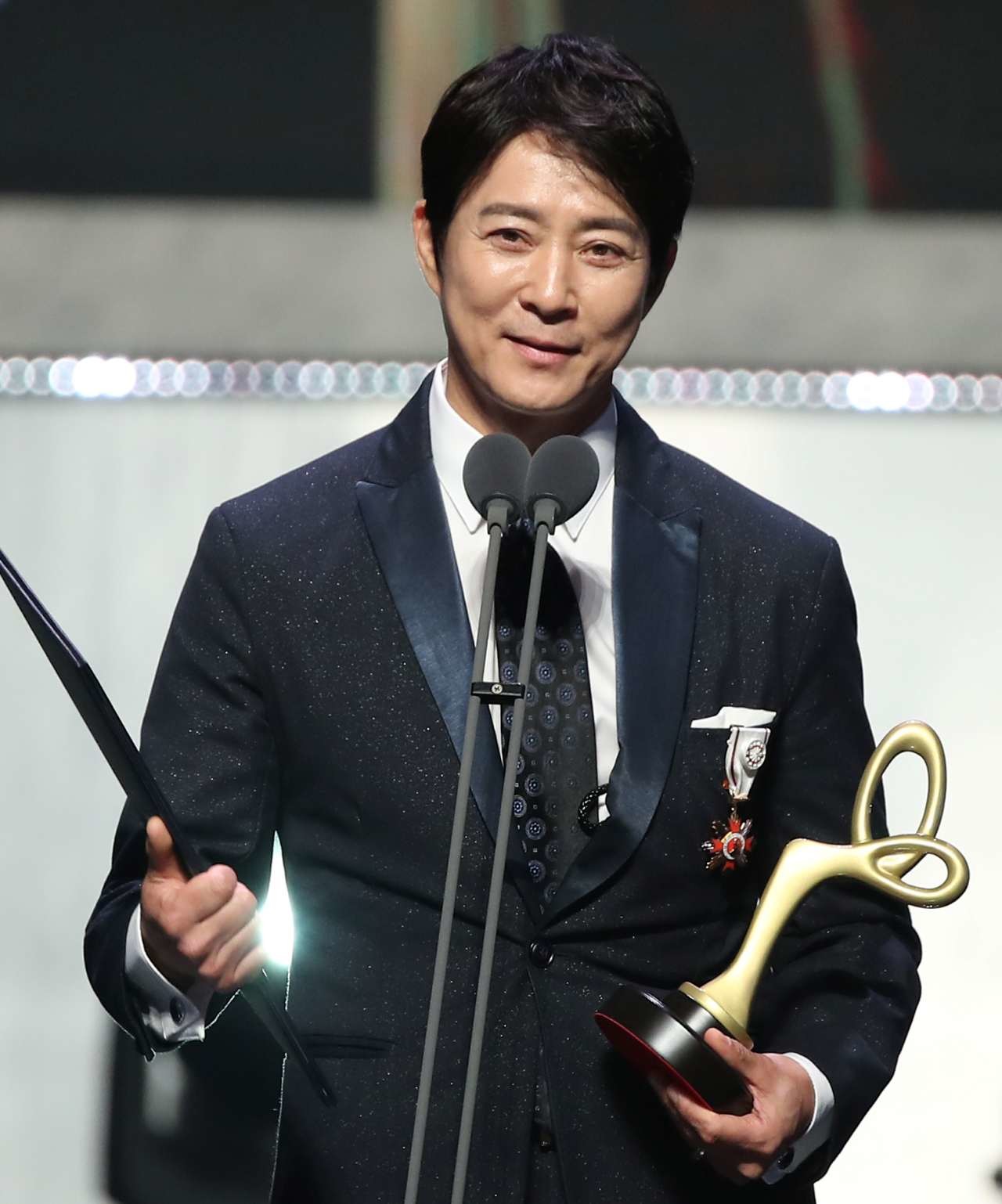 배우 최수종이 2024년 10월 31일 서울 중구 국립극장 해오름극장에서 열린 '2024 대한민국 대중문화예술상' 시상식에 참석해 화관 문화훈장을 수훈한 뒤 소감을 말하고 있다. / 뉴스1