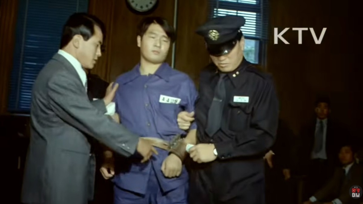 문세광 모습. 1974년 8월 15일 광복절 기념식장에서 발생한 육영수 여사 피살 사건은 대한민국 현대사에 큰 충격을 남긴 비극적인 테러 사건이다. 당시 서울 장충동 국립극장에서는 제29주년 광복절 경축식이 열리고 있었으며 박정희 대통령이 단상에서 기념사를 읽어 내려가던 도중 행사장에서 총성이 울렸다. 당시 육영수 여사의 머리에 맞아 치명상을 입었고 곧바로 서울대학교 병원으로 이송돼 응급 수술을 받았으나 안타깝게도 당일 오후 사망했다. 현장에서 즉시 체포된 범인은 당시 22세의 재일교포 청년 문세광이었다. 최근 개봉한 영화 '암살자(들)'에서 배우 박정민이 극중 인물 문태광으로 출연해 문세광을 연기했다. / KTV 제공(KTV 아카이브)