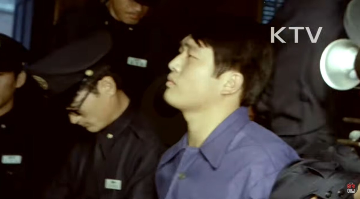 문세광 모습. 1974년 8월 15일 광복절 기념식장에서 발생한 육영수 여사 피살 사건은 대한민국 현대사에 큰 충격을 남긴 비극적인 테러 사건이다. 당시 서울 장충동 국립극장에서는 제29주년 광복절 경축식이 열리고 있었으며 박정희 대통령이 단상에서 기념사를 읽어 내려가던 도중 행사장에서 총성이 울렸다. 당시 육영수 여사의 머리에 맞아 치명상을 입었고 곧바로 서울대학교 병원으로 이송돼 응급 수술을 받았으나 안타깝게도 당일 오후 사망했다. 현장에서 즉시 체포된 범인은 당시 22세의 재일교포 청년 문세광이었다. 최근 개봉한 영화 '암살자(들)'에서 배우 박정민이 극중 인물 문태광으로 출연해 문세광을 연기했다. / KTV 제공(KTV 아카이브)