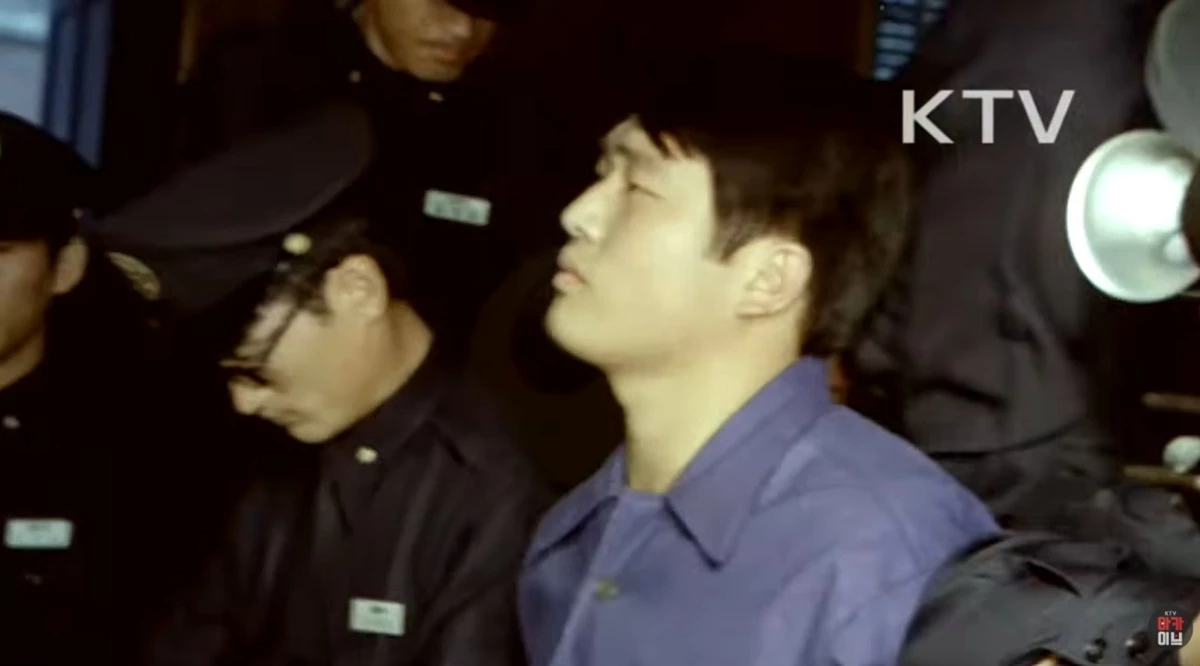 문세광 모습. 1974년 8월 15일 광복절 기념식장에서 발생한 육영수 여사 피살 사건은 대한민국 현대사에 큰 충격을 남긴 비극적인 테러 사건이다. 당시 서울 장충동 국립극장에서는 제29주년 광복절 경축식이 열리고 있었으며 박정희 대통령이 단상에서 기념사를 읽어 내려가던 도중 행사장에서 총성이 울렸다. 당시 육영수 여사의 머리에 맞아 치명상을 입었고 곧바로 서울대학교 병원으로 이송돼 응급 수술을 받았으나 안타깝게도 당일 오후 사망했다. 현장에서 즉시 체포된 범인은 당시 22세의 재일교포 청년 문세광이었다. 최근 개봉한 영화 '암살자(들)'에서 배우 박정민이 극중 인물 문태광으로 출연해 문세광을 연기했다. / KTV 제공(KTV 아카이브)