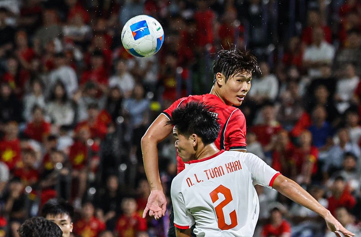 지난 25일 오후 일본 나고야 미즈호 파크 럭비 필드에서 열린 2026 아이치·나고야 아시안게임 남자축구 8강 대한민국과 베트남의 경기, 대한민국 이영준이 헤딩슛을 시도하고 있다 / 뉴스1