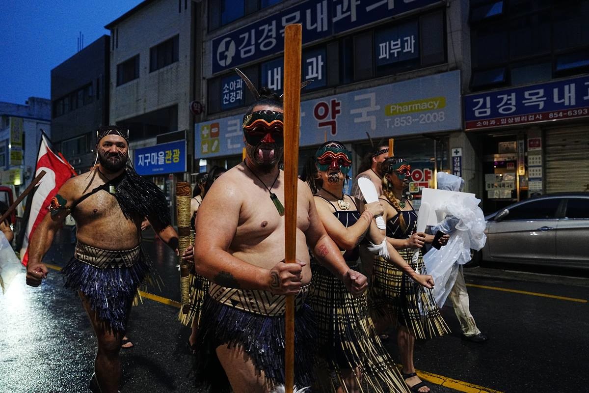 '2026년 안동국제탈춤페스티벌' 이 25일 안동시 일원에서 개막식을 열고 오는 10월4일까지 다채로운 프로그램을 선사하고 있다. 사진은 개막식 퍼레이드/안동시