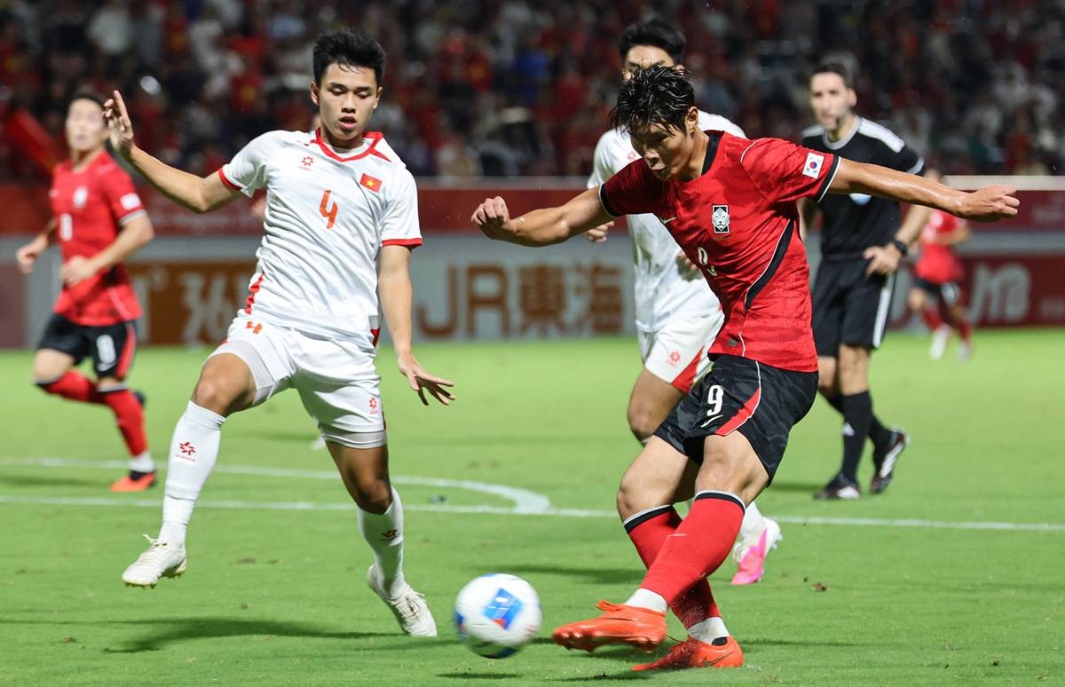 지난 25일 오후 일본 나고야 미즈호 파크 럭비 필드에서 열린 2026 아이치·나고야 아시안게임 남자축구 8강 대한민국과 베트남의 경기, 대한민국 이영준이 팀의 세번째 골을 넣고 있다 / 뉴스1