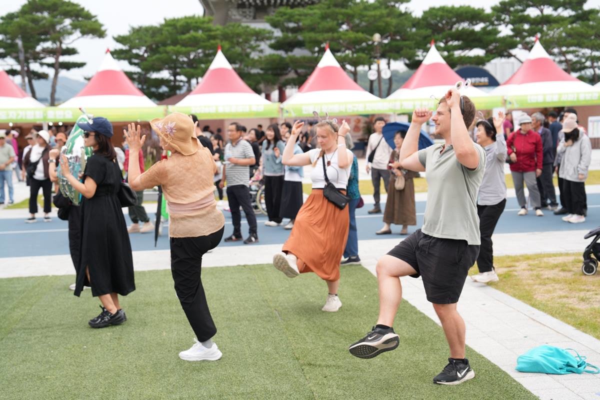 개막식 퍼레이드에서 관광객들/안동시