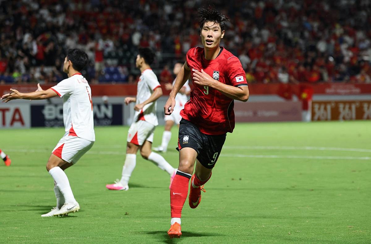 지난 25일 오후 일본 나고야 미즈호 파크 럭비 필드에서 열린 2026 아이치·나고야 아시안게임 남자축구 8강 대한민국과 베트남의 경기, 대한민국 이영준이 팀의 세번째 골을 넣고 기뻐하고 있다 / 뉴스1