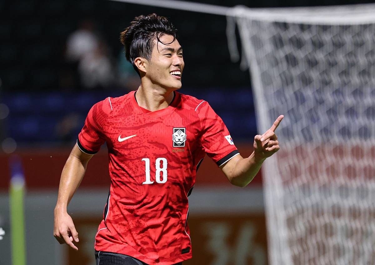 지난 25일 오후 일본 나고야 미즈호 파크 럭비 필드에서 열린 2026 아이치·나고야 아시안게임 남자축구 8강 대한민국과 베트남의 경기, 대한민국 김명준이 팀의 네번째 골을 넣고 기뻐하고 있다 / 뉴스1