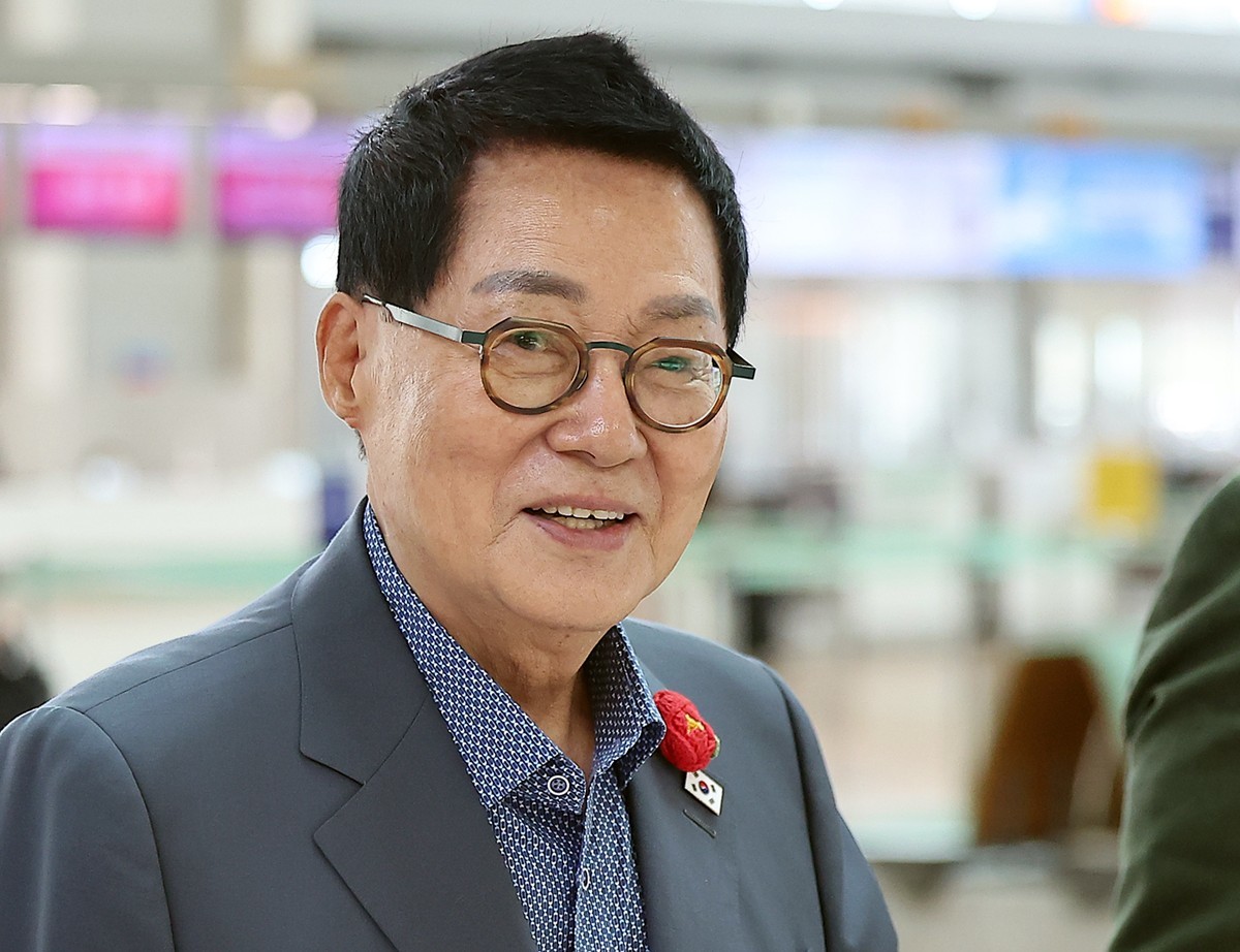 박지원 더불어민주당 의원. 기사 이해를 돕기 위한 자료 사진. 더불어민주당 내부에서도 북한군의 국내 송환과 비무장지대(DMZ) 지뢰 폭발 사고에 대한 이재명 정부의 대응을 비판하는 목소리가 나오고 있다. 박지원 의원은 26일 페이스북에 올린 글에서 '대통령을 생각하면 정부가 뒷짐지고 구경만 할 수 있겠는가. 왜 닥치고 설명 못 하는가. 왜 적극 행정을 하지 않고 뒤로 숨는가'라고 비판했다. / 뉴스1