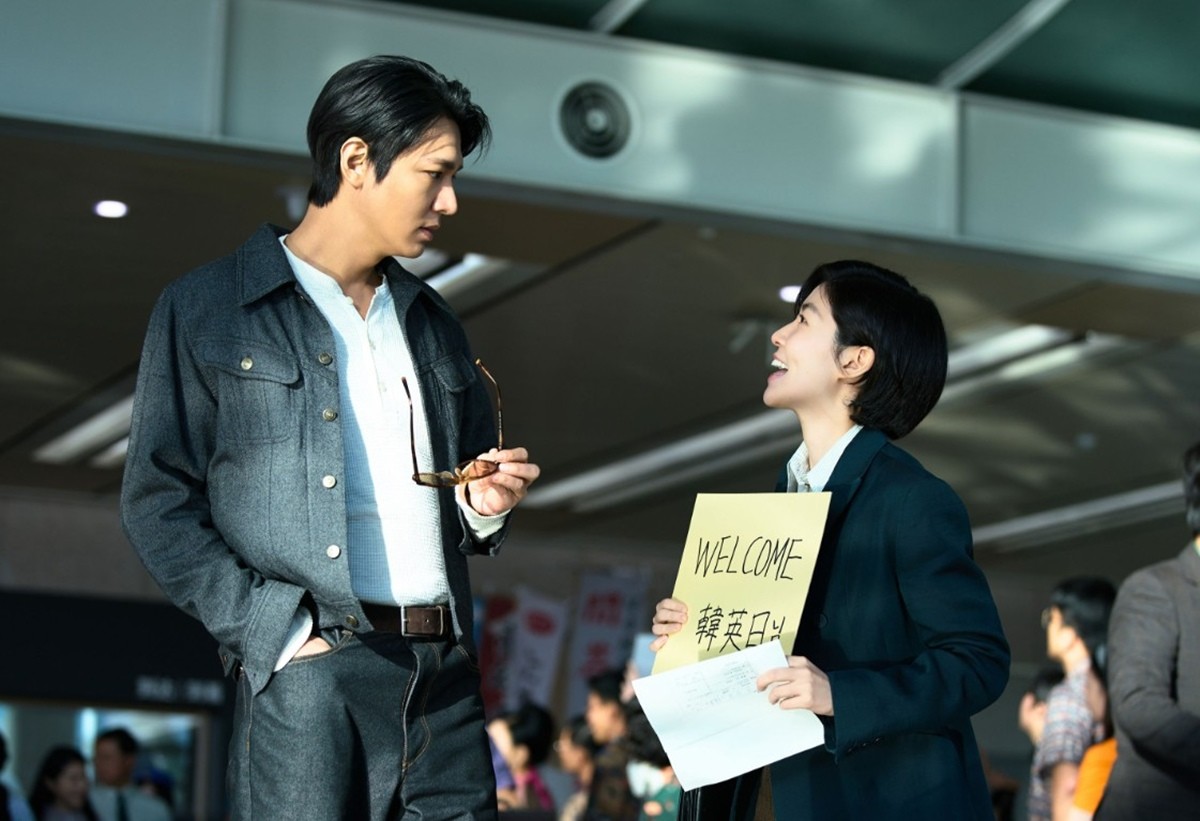 영화 '암살자(들)'의 한 장면. 영화 '암살자(들)'이 개봉 나흘 만에 누적 관객 100만 명을 넘어섰다. 이 작품은 배우 박해일·유해진·이민호 주연의 한국 영화다. 배급사 하이브미디어코프는 영화 '암살자(들)'이 26일 오전 누적 관객 수 105만 명을 넘겼다고 공식 발표했다. 영화 '암살자(들)'은 1974년 발생한 육영수 여사 피격 사건의 전말이 알려진 것과 다를 수 있다는 의문에서 출발하는 미스터리 추격극이다. / 하이브미디어코프 제공